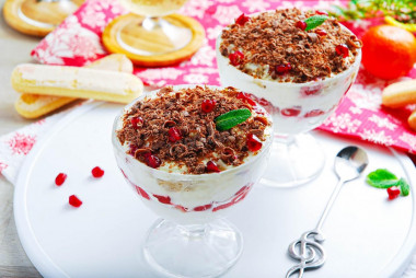 Tiramisu with cherry without eggs