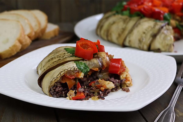 Wild rice with chicken, eggplant and bell pepper