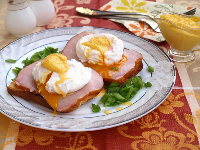 Poached eggs benedict