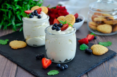 A can of condensed milk and lemon dessert