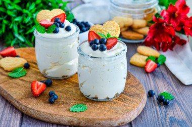 A can of condensed milk and lemon dessert