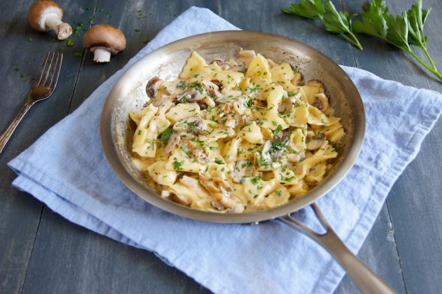 Farfalle with mushrooms