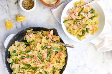 Farfalle with salmon in cream sauce