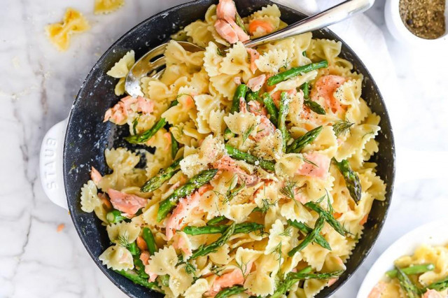 Farfalle with salmon in cream sauce