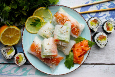 Spring rolls with red fish, rice and avocado