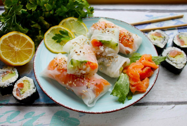 Spring rolls with red fish, rice and avocado