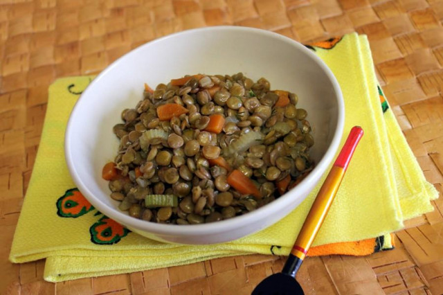 Green lentil porridge