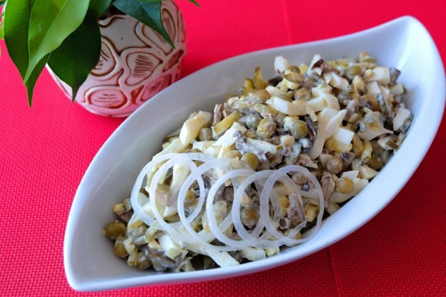 Salad with duck liver