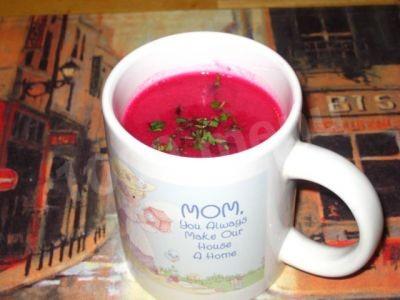 Liquid borscht with sour cream