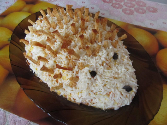 Hedgehog salad with crackers