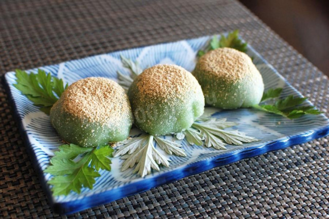 Japanese dessert yomogi daifuku