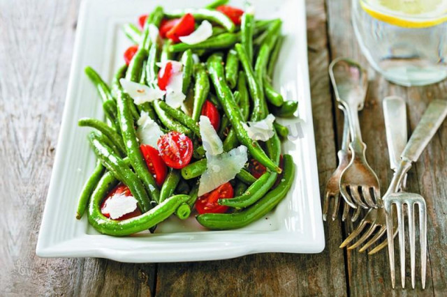 Salad with fig cheese and cherry