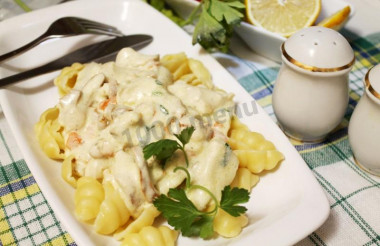 Seashell pasta with chicken and chanterelles in cream sauce