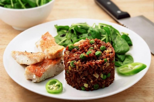 Red rice with fish and spinach