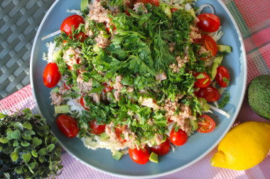 Tuna, Peking cabbage, avocado and cherry salad