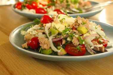 Tuna, Peking cabbage, avocado and cherry salad