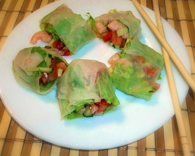 Spring rolls with shrimp and bell pepper