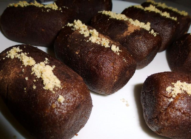 Potato pastry on shortbread cookies with cocoa