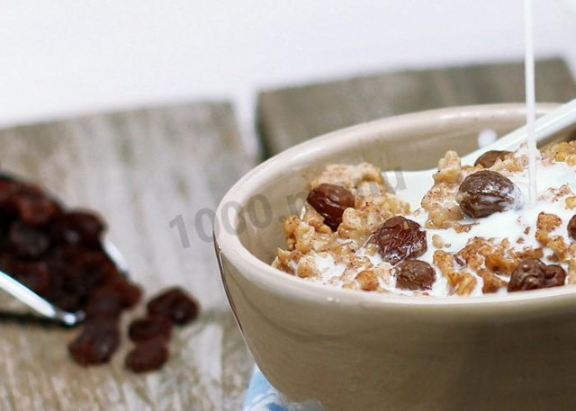 Milk porridge with oat flakes and raisins