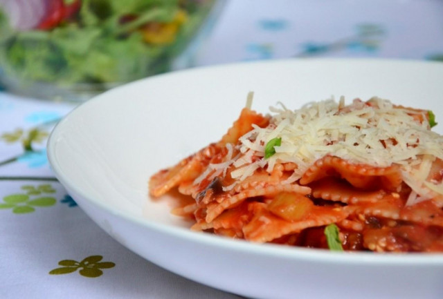 Pasta with eggplant in tomato sauce