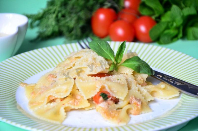 Pasta with tuna cherry tomatoes and basil