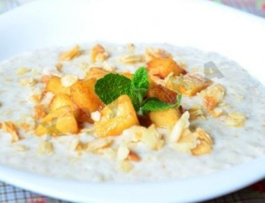 Oatmeal porridge with caramel apples and almonds