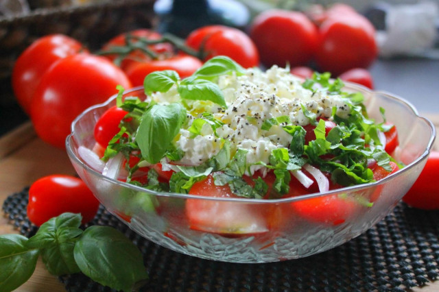 Salad with basil tomatoes and cheese