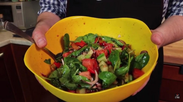 Spinach, avocado, cucumber and pepper salad