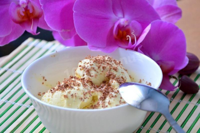 Cream and egg yolk ice cream