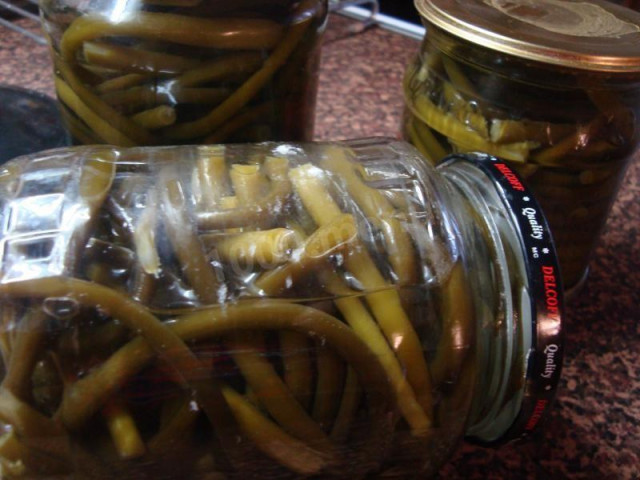 Pickled garlic arrows