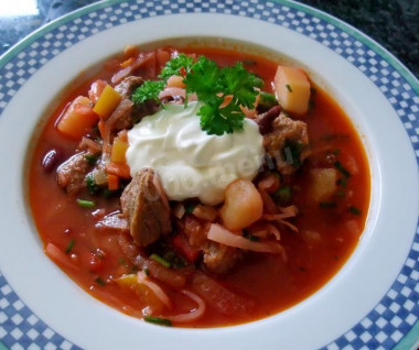 Borscht with potatoes, tomatoes and beans