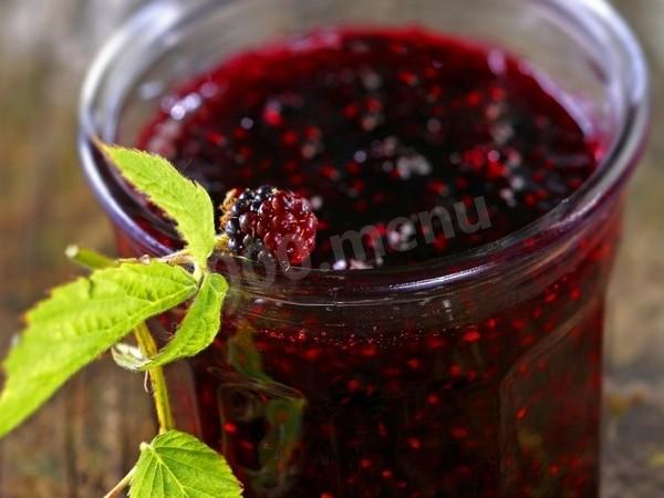 Mashed blackberries with sugar for winter