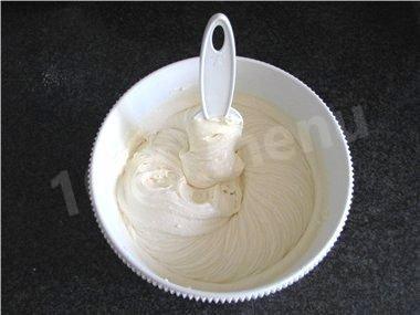 Thick cream for a vermicelli cake with sour cream