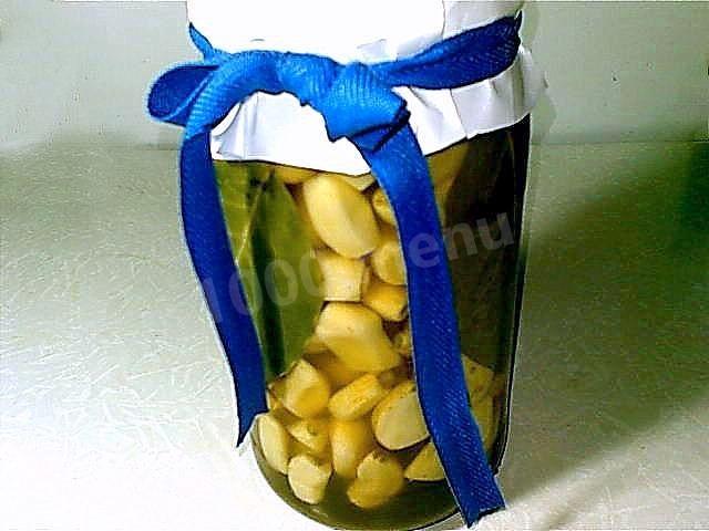 Garlic pickled in vinegar