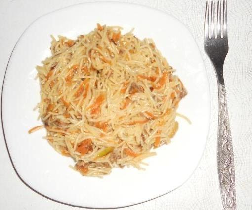 Pasta with stewed meat and garlic