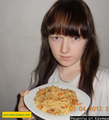 Pasta with stewed meat and garlic