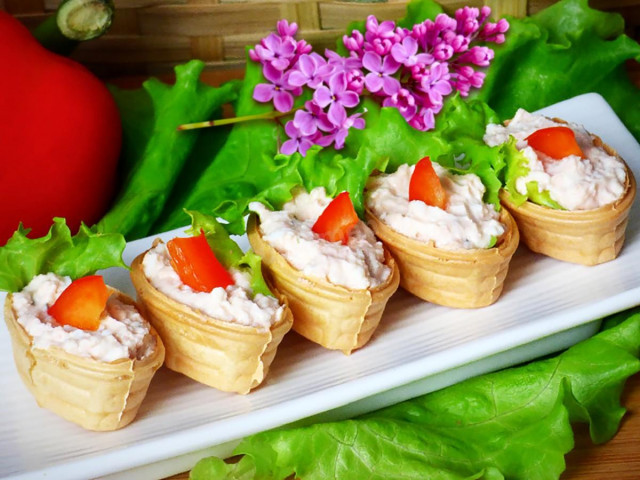 Tartlets with pollock caviar with cottage cheese and egg