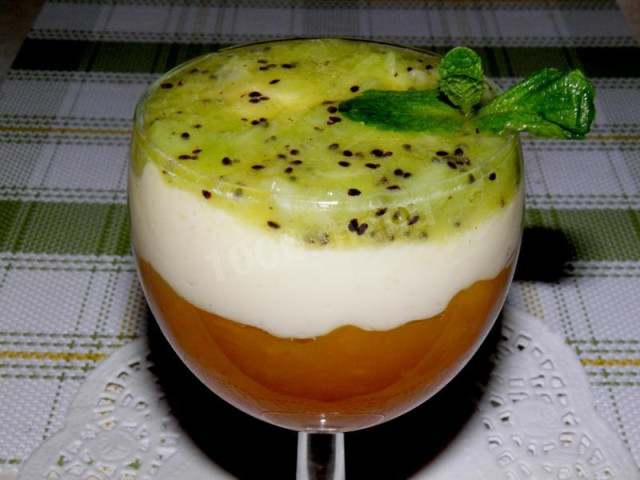 Light vanilla dessert with kiwi