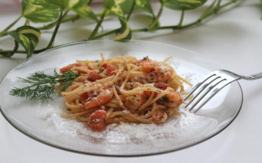 Pasta with shrimp and tomatoes