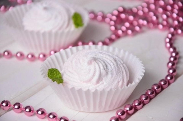 Strawberry marshmallows on agar