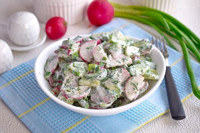 Radish salad with cucumber