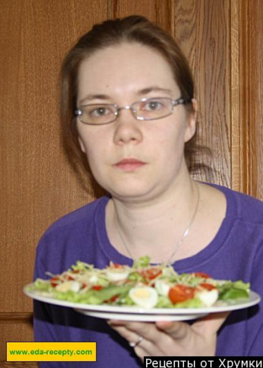 Salad with arugula and tomatoes and quail eggs