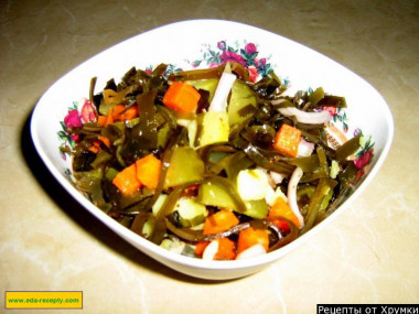 Lean seaweed salad with cucumbers and potatoes