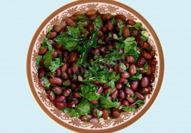 Salad with greens and red canned beans