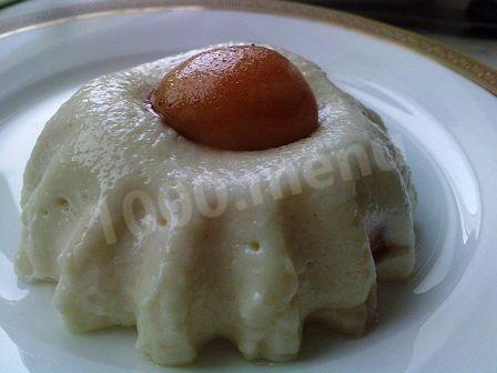 Semolina pudding with apricots