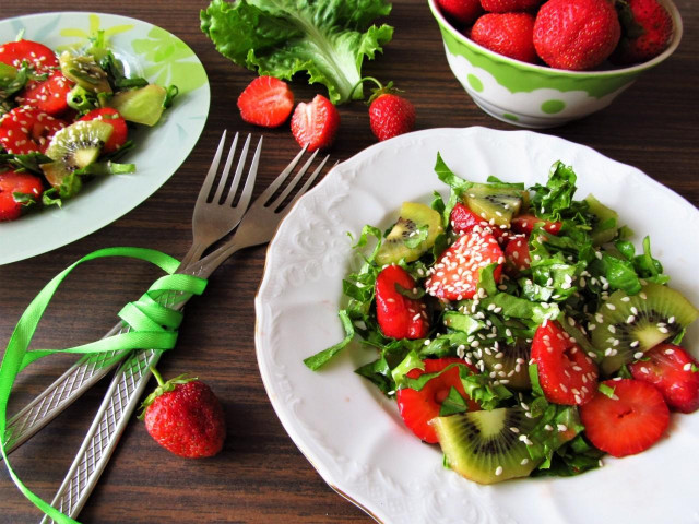 Strawberry and kiwi salad