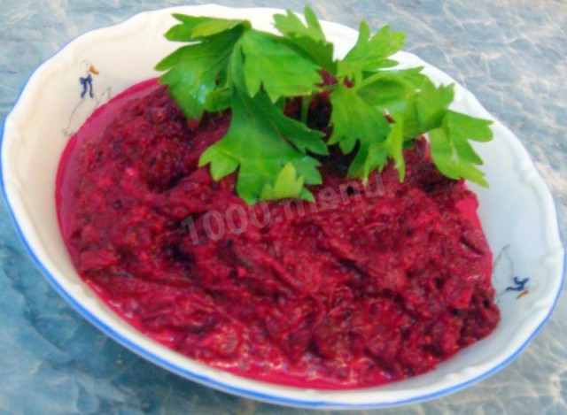 Boiled beetroot salad with mayonnaise and garlic