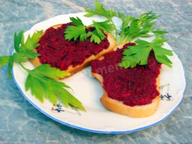 Boiled beetroot salad with mayonnaise and garlic