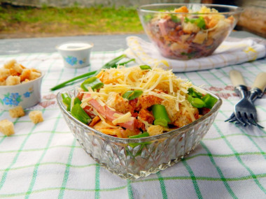 Salad with green onions, crackers, ham and beans