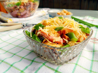 Salad with green onions, crackers, ham and beans